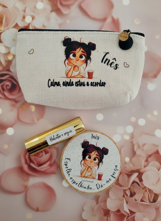 Necessaire Personalizada 10x15cm com Frases Divertidas, Bálsamo Labial e Espelho